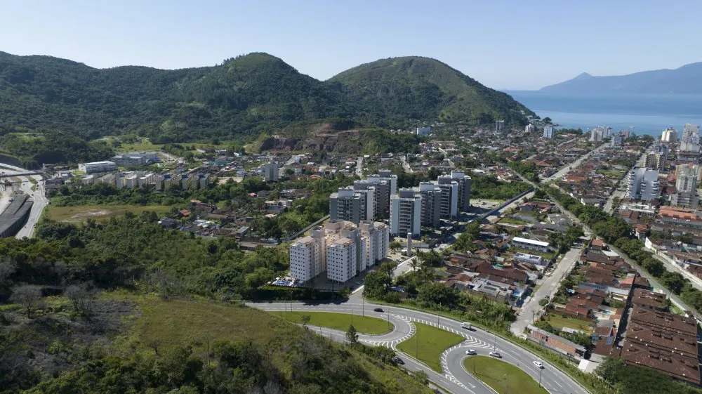 Vista aérea do entorno, com a serra e o mar — Riviera Martins de Sá