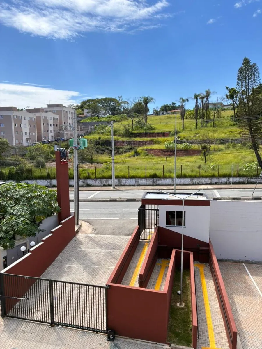 Acesso ao condomínio com vista para a Serra do Itapeti — Residencial Vista da Serra