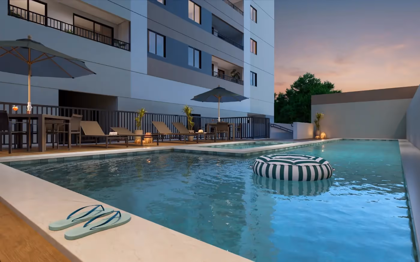 Piscina com deck, espreguiçadeiras e ombrelones, ao entardecer — Residencial Marô