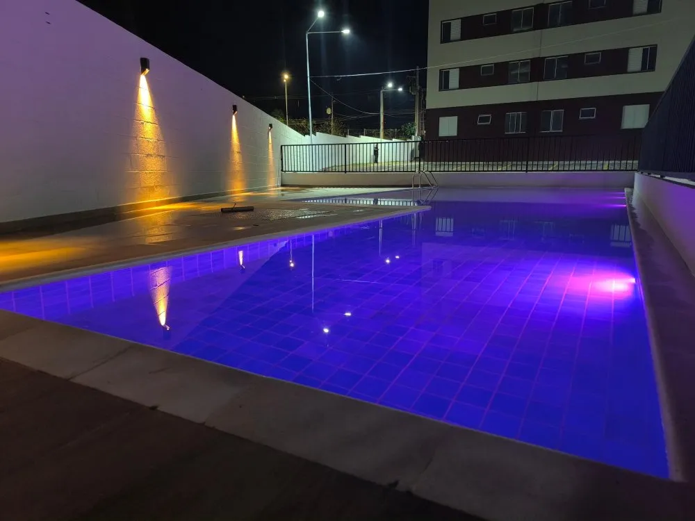 Piscina iluminada à noite — Residencial Vista da Serra