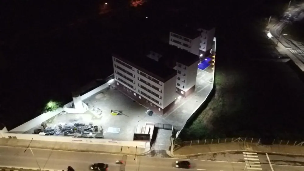 Vista aérea do condomínio à noite — Residencial Vista da Serra