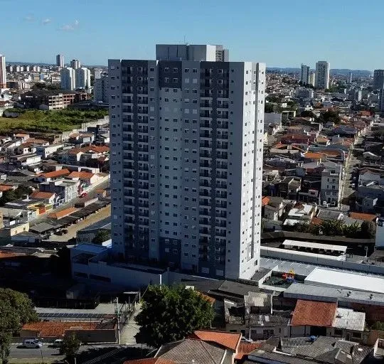 Fachada vista de cima, com a cidade ao fundo — Liv Cardoso de Siqueira