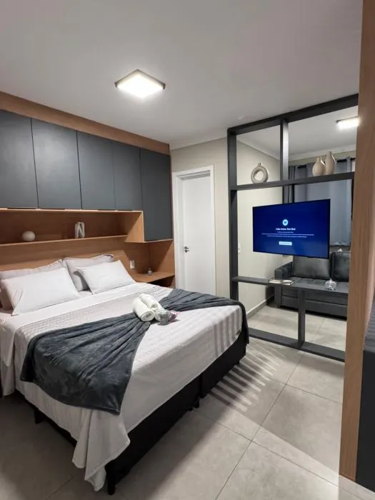 Studio mobiliado com cama de casal e painel de TV — Le Vin Garden