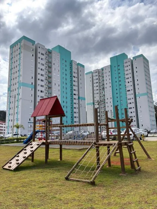 Playground com as torres ao fundo — Le Vin Garden