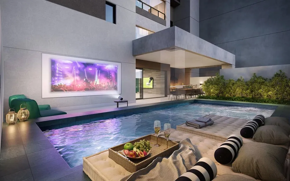 Piscina com telão de cinema ao ar livre — SOHO Galeria