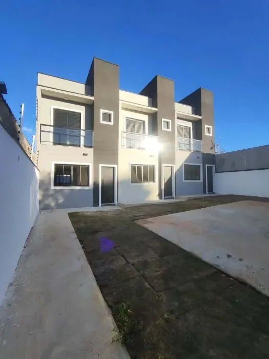 Fachada da casa com o quintal — Casa em Brás Cubas, 2 suítes, 2 vagas e quintal
