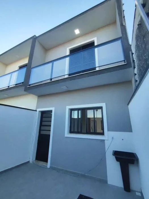 Fachada com a sacada do piso superior — Casa em Brás Cubas, 2 suítes, 2 vagas e quintal