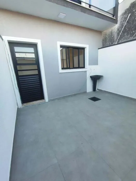 Área externa nos fundos — Casa em Brás Cubas, 2 suítes, 2 vagas e quintal