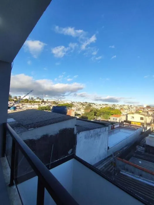 Sacada com vista da cidade — Casa em Brás Cubas, 2 suítes, 2 vagas e quintal